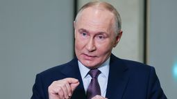 El presidente ruso Vladímir Putin habla con la prensa en el marco del congreso de la Sociedad Geográfica Rusa en el Palacio Estatal del Kremlin, el jueves 23 de octubre de 2025, en Moscú, Rusia. (Vyacheslav Prokofyev, Sputnik, Kremlin foto compartida vía AP)