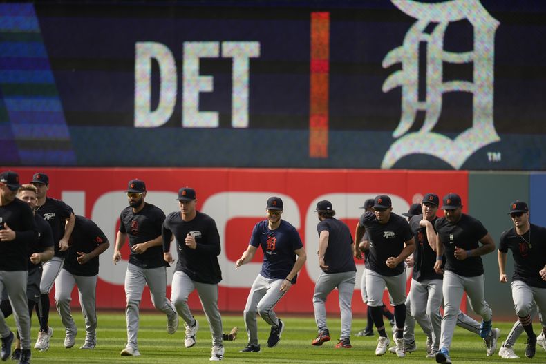 Los Tigres de Detroit corren en conjunto desde los jardines durante un entrenamiento de béisbol en Cleveland, el viernes 4 de octubre de 2024, en preparación del duelo de la Serie Divisional ante los Guardianes de Cleveland, el viernes 4 de octubre de 2024. (AP Foto/Sue Ogrocki)