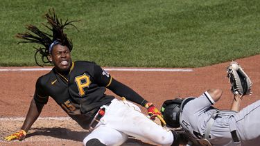 ARCHIVO - El dominicano Oneil Cruz, de los Piratas de Pittsburgh, se lesiona al intentar una anotación ante el cátcher mexicano Seby Zavala, de los Medias Blancas de Chicago, el domingo 9 de abril de 2023 (AP foto/Gene J. Puskar, ARCHIVO)