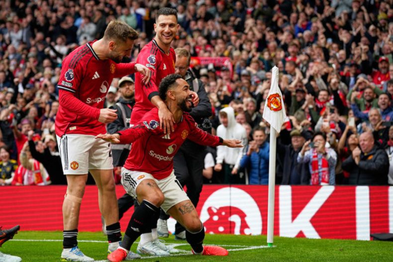 Matheus Cunha del Manchester United celebra con sus compañeros tras abrir el marcador ante el Liverpool en la Liga Premier el domingo 3 de mayo del 2026. (AP Foto/Dave Thompson)
