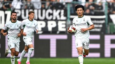 Shuto Machino, del Mönchengladbach (a la derecha), celebra tras marcar un gol durante el partido de la Bundesliga alemana de fútbol entre el Borussia Mönchengladbach y el 1. FSV Mainz 05 en Mönchengladbach, Alemania, el sábado 19 de septiembre de 2026. (Federico Gambarini/dpa vía AP)