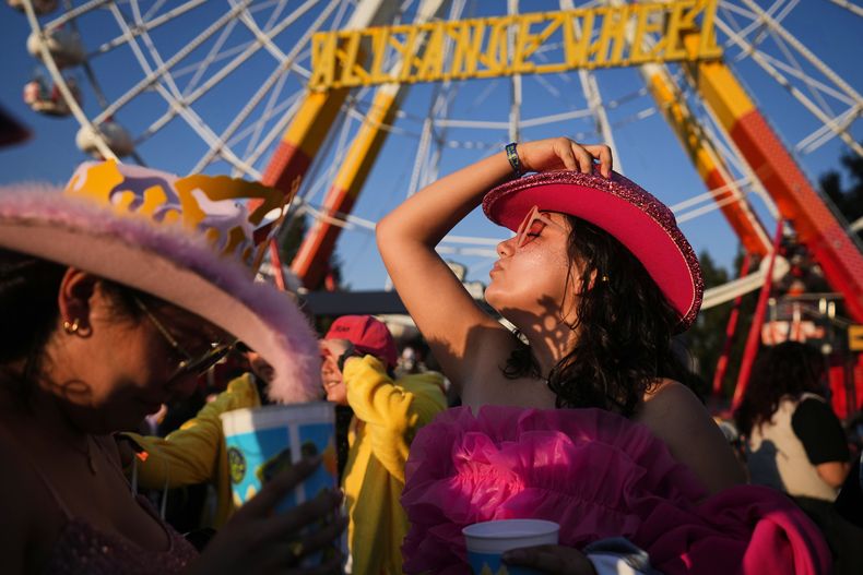 Una mujer se pone un sombrero inspirado en Chappell Roan durante el festival de música Corona Capital en la Ciudad de México, el sábado 15 de noviembre de 2025. (Foto AP/Claudia Rosel)