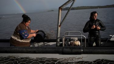 Yesica Fabiana Leviñanco, a la izquierda, y su pareja, Paulo Vera Pérez, se preparan para una jornada de pesca el miércoles 21 de mayo de 2025, en Repollal, en el archipiélago de las Guaitecas, Chile. (AP Foto/Adriana Thomasa)