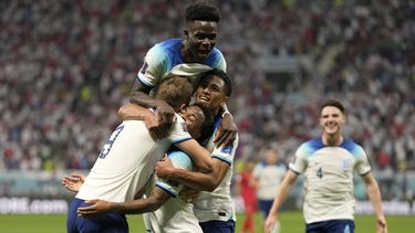 Inglaterra arrasa a Irán en la cancha polémica afuera