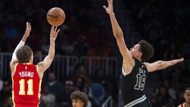 Young y Hunter guían a Hawks en paliza sobre Spurs