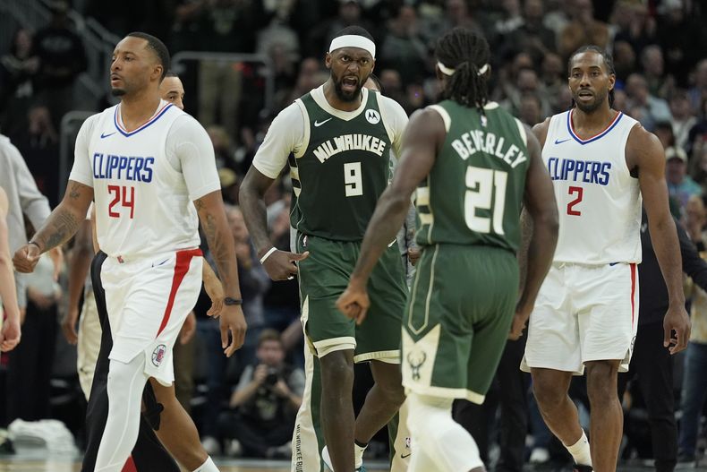Bobby Portis (9) de los Bucks de Milwaukee, reacciona y celebra con su compañero Patrick Beverley durante la segunda mitad del juego de baloncesto de la NBA en contra de los Clippers de Los Ángeles, el lunes 4 de marzo de 2024. Los Bucks ganaron 113-106. (AP Foto/Morry Gash)