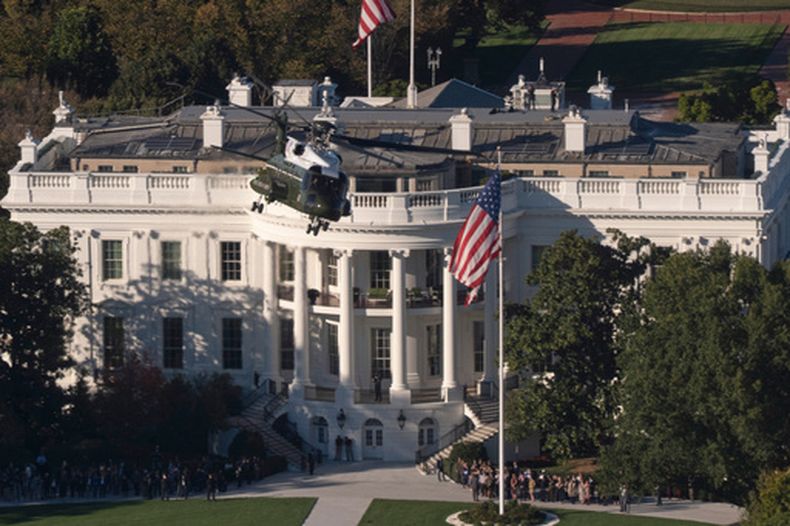 El helicóptero presidencial, con el mandatario Donald Trump a bordo, despega desde el jardín de la Casa Blanca, el jueves 22 de octubre de 2026, en Washington. (AP Foto/Manuel Balce Ceneta)