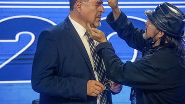 Bernardo Arévalo, candidato presidencial del Movimiento Semilla, se prepara antes de una entrevista en el centro de cómputo electoral en la Ciudad de Guatemala, el lunes 26 de junio de 2023. (AP Foto/Santiago Billy)