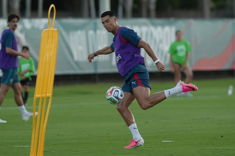 Cristiano Ronaldo, de Portugal, entrena el sábado 13 de junio de 2026, en Palm Beach, Florida, de cara al debut de su equipo en el Mundial (AP Foto/Marta Lavandier)