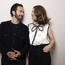 Marc Jacobs, a la izquierda, y Sofia Coppola posan para promover la película Marc by Sofia durante la 82a edición del Festival de Cine de Venecia en Venecia, Italia, el martes 2 de septiembre de 2025. (Foto Scott A Garfitt/Invision/AP)