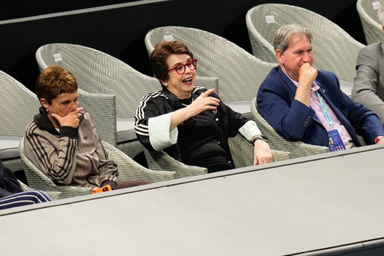 La extenista Billie Jean King reacciona durante un partido de cuartos de final de dobles de la Copa Billie Jean King entre China e Italia el viernes 25 de septiembre del 2026. (AP Foto/Andy Wong)