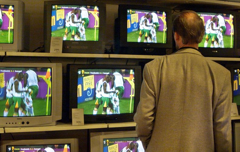 ARCHIVO - Un individuo observa las celebraciones de los jugadores de Senegal durante el partido contra Francia en el Mundial 2002, en Hamburgo, Alemania. (AP Photo/Kirstin Knorr, File)