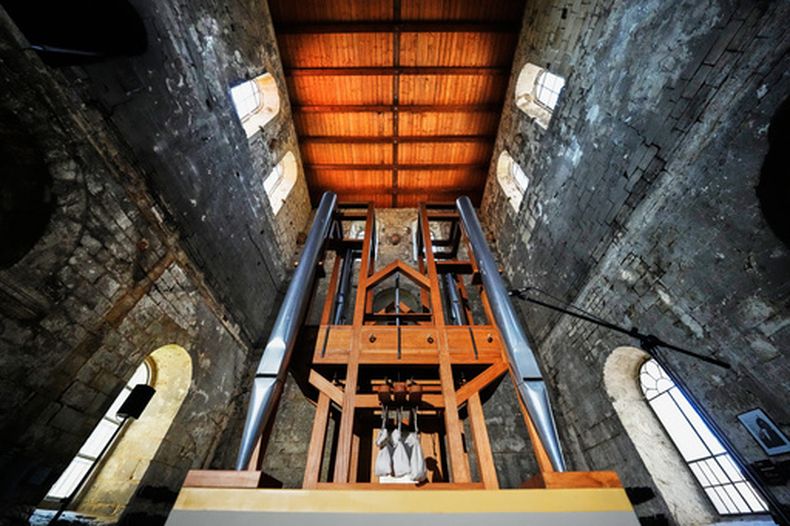 El órgano en el centro del proyecto de John Cage aparece iluminado antes de un cambio de acorde en el interior de la iglesia medieval de Burchardi, el miércoles 5 de agosto de 2026, en Halberstadt, Alemania. (AP Foto/Markus Schreiber)