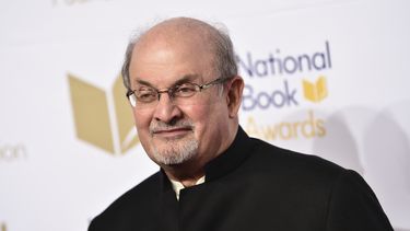 EEUU sanciona a grupo que ofreció dinero por matar a Rushdie
