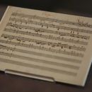 Una partitura musical desconocida hasta ahora, posiblemente de Frederic Chopin, descansa en una vitrina tras ser descubierta en la Biblioteca y Museo Morgan, el miércoles 13 de noviembre de 2024, en Nueva York. Se trata del primer hallazgo de este tipo desde 1930, aunque su autenticidad sigue siendo objeto de debate. (Foto AP/John Minchillo)