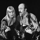ARCHIVO - El trío folk Peter, Paul y Mary, desde la izquierda, Mary Travers, Paul Stookey y Peter Yarrow, actúan en un evento benéfico en Los Ángeles para ayudar a los refugiados camboyanos el 30 de enero de 1980. (Foto AP/George Brich, archivo)