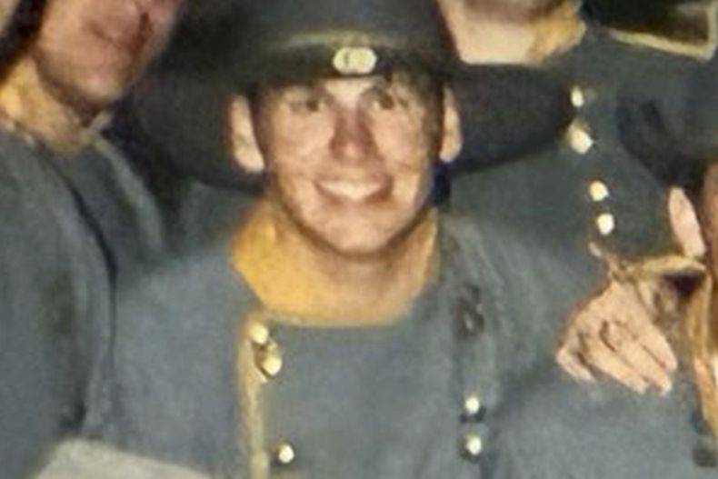Este detalle de una fotografía obtenida por The Associated Press muestra a Jefferson Griffin entre docenas de otros miembros de la fraternidad Kappa Alpha vistiendo uniformes militares confederados a principios de la década de 2000, cuando Griffin, un juez que en 2025 busca ocupar un lugar en la Corte Suprema de Carolina del Norte, era estudiante en la Universidad de Carolina del Norte. (AP Foto)