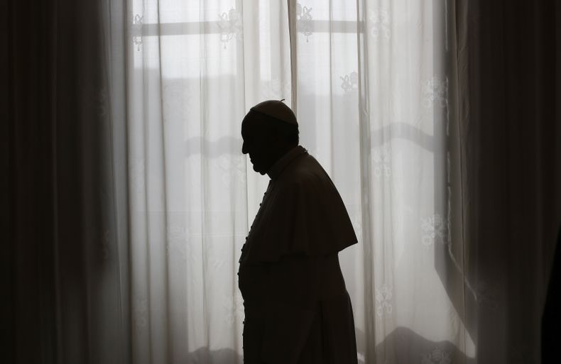 La silueta del papa Francisco puede apreciarse en esta imagen frente a una ventana en el Vaticano, el viernes 25 de octubre de 2013. El nuevo secretario de Estado de la Santa Sede, monse&ntilde;or Pietro Parolin, ha sido dado de alta luego de estar hospit
