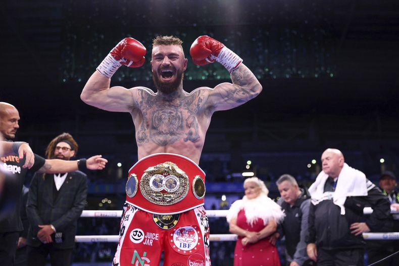 Lewis Crocker festeja su triunfo sobre Paddy Donovan por el cetro welter de la Federación Internacional de Boxeo, el sábado 13 de septiembre de 2025, en Belfast, Irlanda del Norte (Peter Morrison/PA via AP)