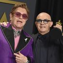 ARCHIVO - Elton John, izquierda, y Bernie Taupin, ganadores del premio a la mejor canción original por (Im Gonna) Love Me Again de Rocketman, posan en la sala de prensa en los Oscar el domingo 9 de febrero de 2020 en Los Angeles. Elton John y Bernie Taupin, los compositores que nos regalaron Your Song, Tiny Dancer y Rocket Man recibirán el Premio Gershwin de la Biblioteca del Congreso de Estados Unidos. (Foto Jordan Strauss/Invision/AP, archivo)
