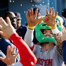 Jarren Duran (16), de los Medias Rojas de Boston, es felicitado por sus compañeros de equipo después de batear un cuadrangular solitario durante la sexta entrada del juego de béisbol de Grandes Ligas contra los Dodgers de Los Ángeles, el domingo 2 de agosto de 2026, en Los Ángeles. (AP Foto/Caroline Brehman)