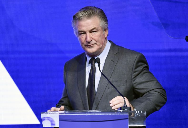 ARCHIVO - Alec Baldwin como maestro de ceremonias de la Gala del Premio Robert F. Kennedy Human Rights Ripple of Hope en el New York Hilton Midtown el 9 de diciembre de 2021, en Nueva York. Un juez de Nuevo México está considerando la posibilidad de desestimar una acusación de un jurado contra el actor Alec Baldwin por el tiroteo fatal en el set de una película del oeste, en una audiencia judicial programada para el viernes. (Foto Evan Agostini/Invision/AP, archivo)