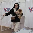 Una mujer sostiene su mascota a su salida de una cabina electoral durante unas elecciones presidenciales en la ciudad portuaria de Vladivostok, en el este de Moscú, Rusia, el domingo 17 de marzo de 2024. (AP Foto)