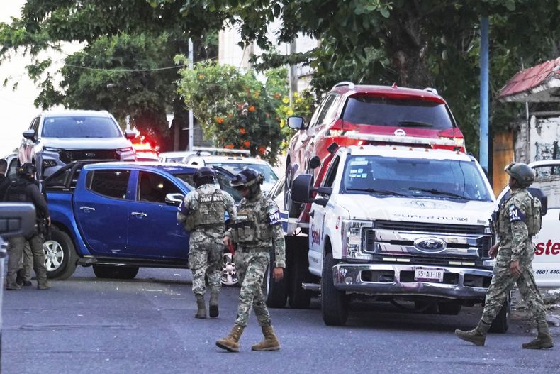 Efectivos de la Armada vigilan cerca de un vehículo involucrado en una balacera, el lunes 12 de mayo de 2025, en Veracruz, México. (AP Foto/Victoria Razo)