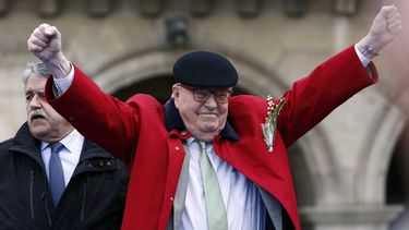 En esta imagen de archivo, el exlíder del partido de ultraderecha Frente Nacional, Jean-Marie Le Pen, reacciona ante la estatua de Juana de Arco, en París, el 1 de mayo de 2017. (AP Foto/Thibault Camus, archivo)