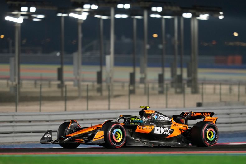 El británico Lando Norris de la escudería McLaren maniobra su auto en la sesión de calificación al sprint del Gran Premio de Qatar el viernes 28 de noviembre del 2025. (AP Foto/Altaf Qadri)