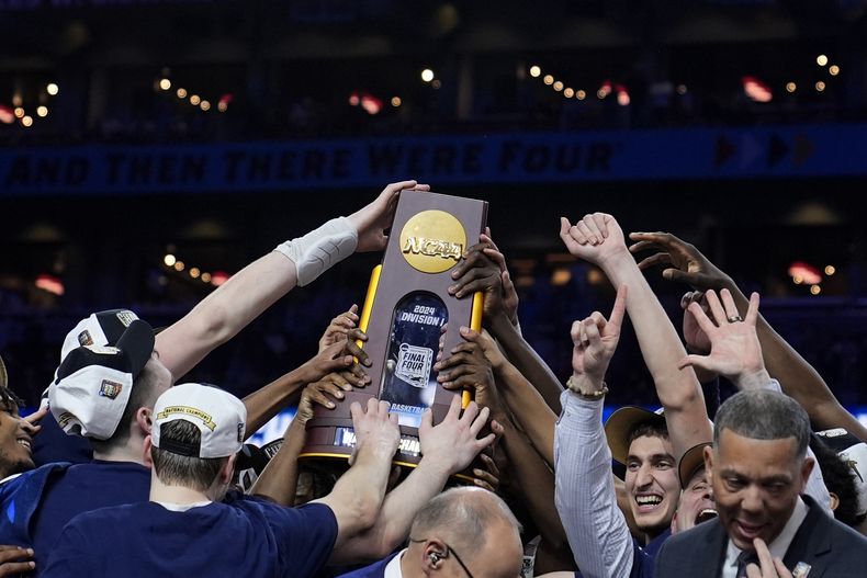 Jugadores de UConn celebran después del partido de baloncesto del campeonato universitario Final Four de la NCAA contra Purdue, el lunes 8 de abril de 2024, en Glendale, Arizona (AP Foto/Brynn Anderson)