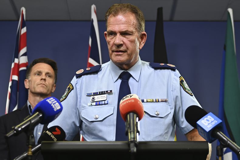 El jefe policial de New South Wales David Hudson habla en Sydney, Australia, el 29 de enero del 2025 sobre el descubrimiento de explosivos como parte de un posible complot contra judíos. (Steven Saphore/AAP Image via AP)