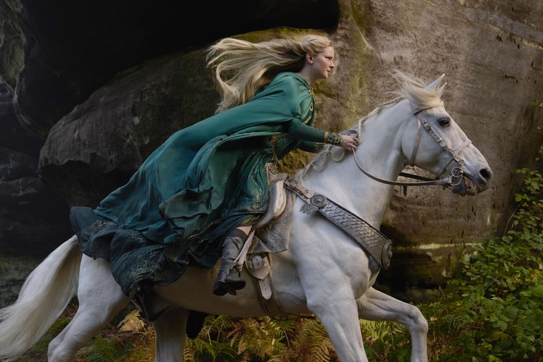 En esta imagen proporcionada por Prime Video, Morfydd Clark en una escena de The Lord of The Rings: The Rings of Power. (Ben Rothstein/Prime Video via AP)