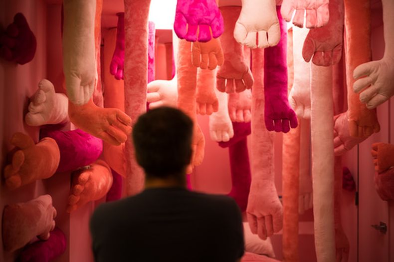 Un visitante contempla la instalación de Nathalie Auzepy en el Hospital de las Emociones en un antiguo hospital en Los Ángeles, el miércoles 22 de julio de 2026. (Foto AP/Jae C. Hong)