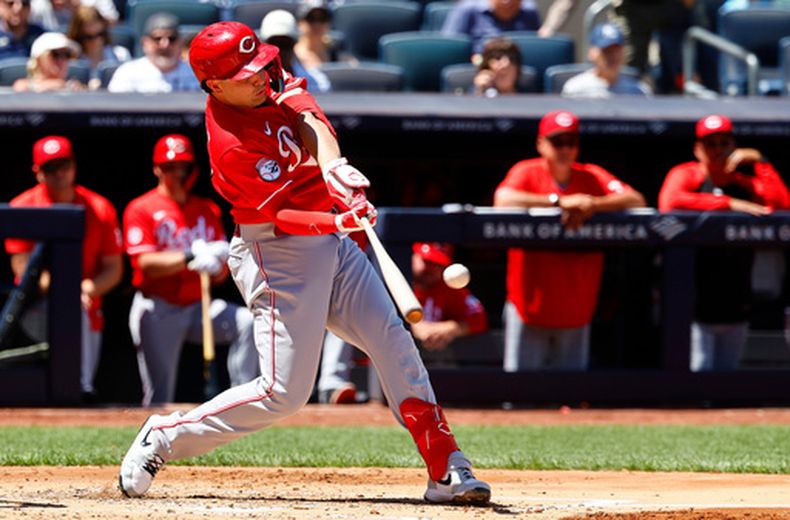 Sal Stewart, de los Rojos de Cincinnati, batea un doble productor durante la tercera entrada del juego de béisbol de Grandes Ligas contra los Yankees de Nueva York, el sábado 20 de junio de 2026, en Nueva York. (AP Foto/Noah K. Murray)