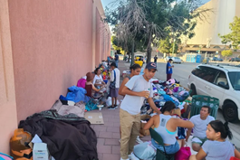 venezolanos llevan cuatro dias en las calles de el paso, a la espera de autobuses a nueva york