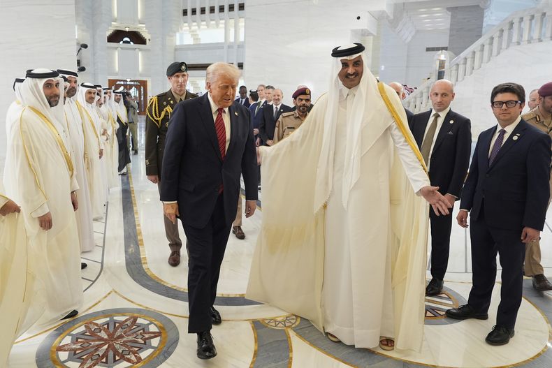 El emir de Qatar, el jeque Tamim bin Hamad Al Thani, recibe al presidente estadounidense Donald Trump en una ceremonia oficial de bienvenida en el Amiri Diwan en Doha, Qatar, el miércoles 14 de mayo de 2025. (AP Foto/Alex Brandon)