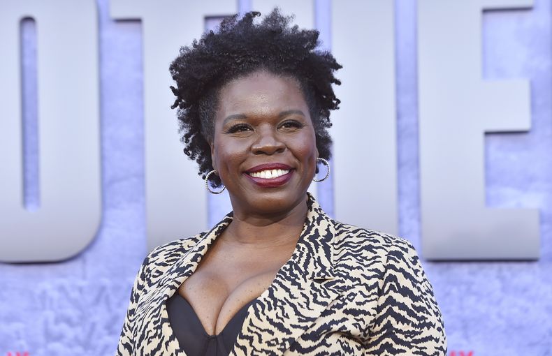 ARCHIVO - Leslie Jones llega al estreno de The Mother en Los Ángeles el 10 de mayo de 2023. Jones Jones contribuirá a la cobertura al aire y en redes sociales durante los Juegos Olímpicos de París para NBC . (Foto Jordan Strauss/Invision/AP, archivo)