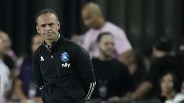 Christian Lattanzio, entrenador de Charlotte FC de la MLS, observa durante el primer tiempo del partido de fútbol de la MLS en contra del Inter Miami, el miércoles 18 de octubre de 2023, en Fort Lauderdale, Florida. (AP Foto/Rebecca Blackwell)