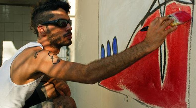 Al grafitero cubano lo mantuvieron incomunicado por varios días y lo liberaron por falta de pruebas, pero tiene que presentarse a las autoridades dos veces por semana