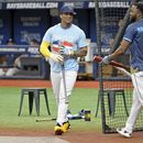 Wander Franco, izquierda, de los Rays de Tampa Bay, y Vidal Brujan, quien porta un jersey de Arozarena, cambian posiciones durante una sesión de práctica de bateo antes del partido en contra de los Reales de Kansas City, el sábado 24 de junio de 2023, en San Petersburgo, Florida. Franco regresa a la alineación después de haber sido mandado a la banda por dos partidos. (AP Foto/Steve Nesius)
