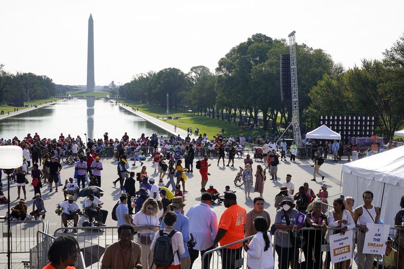 Varias personas llegan para conmemorar el 60mo aniversario de la Marcha en Washington por el trabajo y la libertad en el Lincoln Memorial, el sábado 26 de agosto de 2023, en Washington. (AP Foto/Jacquelyn Martin)