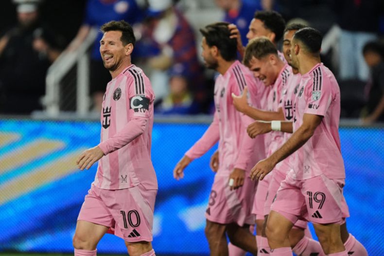 El argentino Lionel Messi, del Inter Miami, festeja tras marcar ante Cincinnati, el miércoles 13 de mayo de 2026 (AP Foto/Joshua A. Bickel)