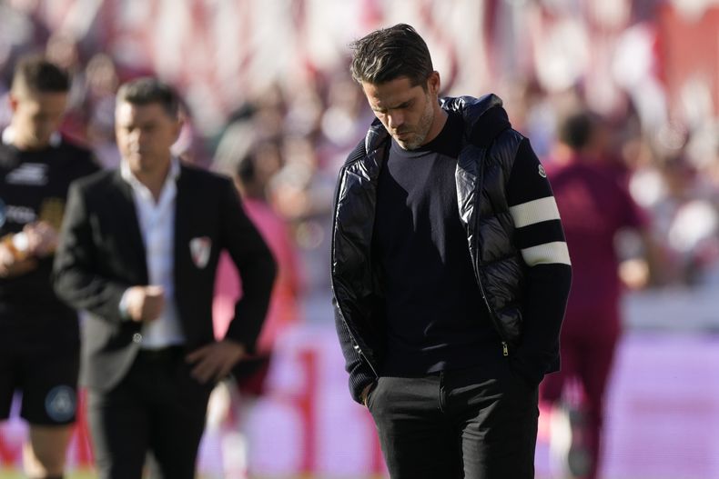 Fernando Gago, entrenador de Boca Juniors, reacciona durante un partido de fútbol del torneo argentino contra River Plate en Buenos Aires, el domingo 27 de abril de 2025. (AP Foto/Gustavo Garello)