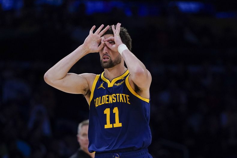 Klay Thompson, base de los Warriors de Golden STate, festeja luego de atinar un triple en el encuentro del marts 9 de abril de 2024, ante los Lakers de Los Ángeles (AP Foto/Ryan Sun)