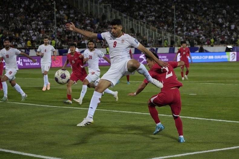 Mehdi Taremi, de Irán, patea el balón durante el partido del Grupo A de las eliminatorias asiáticas para la Copa Mundial 2026 entre Irán y Corea del Norte, en el Estadio Azadi en Teherán, Irán, el martes 10 de junio de 2025. (Foto AP/Vahid Salemi)