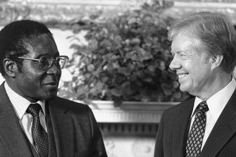 El presidente Jimmy Carter se reúne con el primer ministro de Zimbabue, Robert Mugabe, en la Oficina Oval de la Casa Blanca, en Washington, el 27 de agosto de 1980. (AP Foto/Barry Thumma, Archivo)