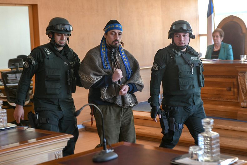 El activista mapuche Facundo Jones Huala es escoltado por la policía militar dentro de una sala del tribunal, en Valdivia, Chile, el miércoles 12 de septiembre de 2018. Jones Huala fue extraditado el jueves 4 de enero de 2024 de Argentina a Chile, donde debe cumplir el resto de una condena de prisión por la quema de un rancho en 2013. (Miguel Angel Bustos, Atón Chile vía AP)
