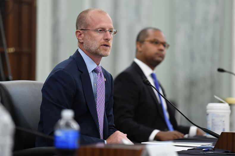 Brendan Carr responde a preguntas durante una audiencia de la Comisión de Comercio, Ciencia y Transporte del Senado sobre la Comisión Federal de Comunicaciones, el 24 de junio de 2020, en Washington. (Jonathan Newton/The Washington Post vía AP, Pool, Archivo)
