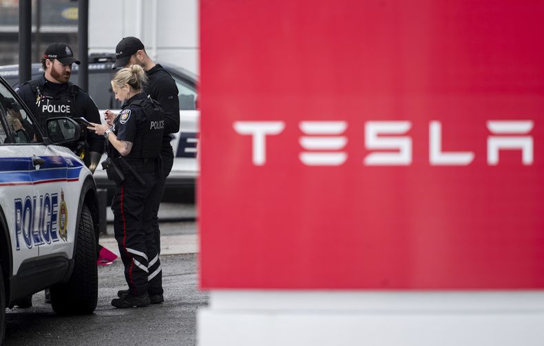 Policías acuden a un concesionario de Tesla donde alguien lanzó pintura en Ottawa, Canadá, el 31 de marzo del 2025. (Spencer Colby/The Canadian Press via AP)
